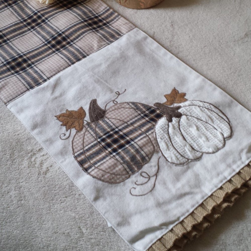NWT DecorativeTABLE RUNNER - Picture 3 of 6
